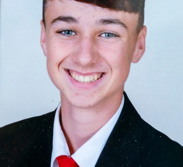 Foto de Jay Slater en un uniforme escolar.