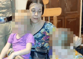 Mujer sosteniendo dos hijos.