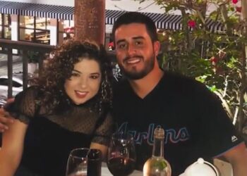 Naibel Benavides y Dillon Angulo en un restaurante.