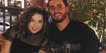 Naibel Benavides y Dillon Angulo en un restaurante.