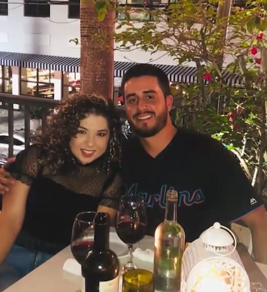 Naibel Benavides y Dillon Angulo en un restaurante.