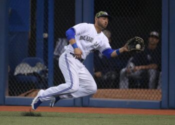 Kevin Pilar de los Toronto Blue Jays hace una captura de carrera contra los Rays de Tampa Bay en el Rogers Center en Toronto el 26 de mayo de 2014. (Tom Szczerbowski/Getty Images)