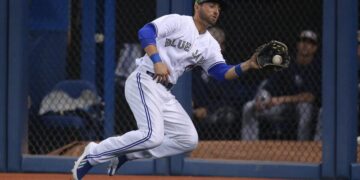 Kevin Pilar de los Toronto Blue Jays hace una captura de carrera contra los Rays de Tampa Bay en el Rogers Center en Toronto el 26 de mayo de 2014. (Tom Szczerbowski/Getty Images)