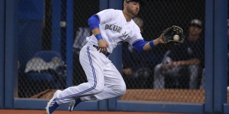 Kevin Pilar de los Toronto Blue Jays hace una captura de carrera contra los Rays de Tampa Bay en el Rogers Center en Toronto el 26 de mayo de 2014. (Tom Szczerbowski/Getty Images)