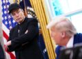 El CEO de Tesla, Elon Musk, escucha cuando el presidente Donald Trump habla con los periodistas en la Oficina Oval de la Casa Blanca en Washington, el 30 de mayo de 2025. (Kevin Dietsch/Getty Images)