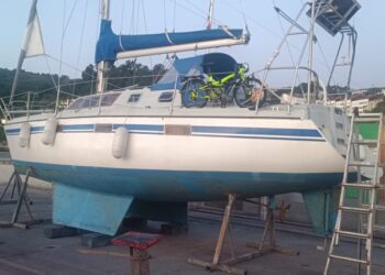 Velero en tierra con una bicicleta en la cubierta.