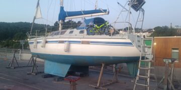 Velero en tierra con una bicicleta en la cubierta.