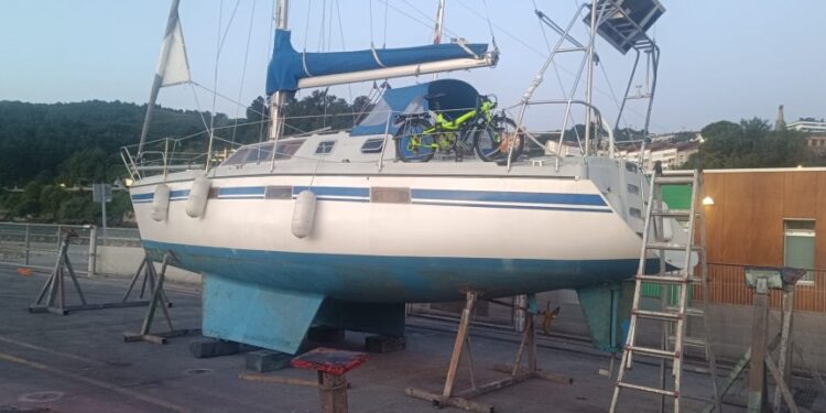 Velero en tierra con una bicicleta en la cubierta.