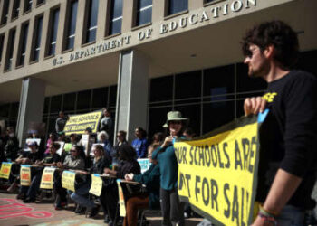 Los manifestantes participan en la manifestación para defender nuestras escuelas frente al Departamento de Educación de los Estados Unidos el 21 de marzo de 2025, en Washington, DC.