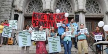 Los defensores de la que piden licencias de conductores para inmigrantes indocumentados se manifestan en San Pedro la Iglesia Católica Romana del Apóstol en Reading, Pensilvania.