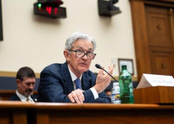 El presidente de la Reserva Federal, Jerome Powell, testifica durante una audiencia ante el Comité de Servicios Financieros de la Cámara de Representantes en Capitol Hill en Washington el 24 de junio de 2025. (Madalina Kilroy/The Epoch Times)