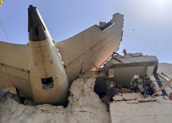 Los escombros de un avión de Air India se incrustaron en un edificio después de un accidente.