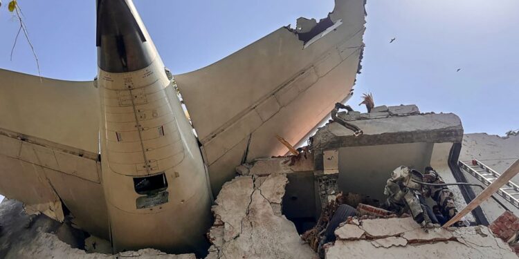 Los escombros de un avión de Air India se incrustaron en un edificio después de un accidente.