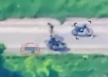 Imágenes de video gráfico de un prisionero de guerra ucraniano que se arrastra por un camino.