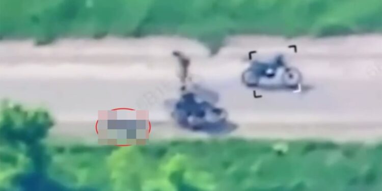 Imágenes de video gráfico de un prisionero de guerra ucraniano que se arrastra por un camino.