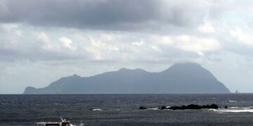 La isla de Akuseki, Japón, vio desde el mar con un bote.