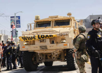 Un vehículo blindado unidades aprobó una línea policial fuera del Centro de Detención Metropolitana el 10 de junio de 2025 en Los Ángeles, California.