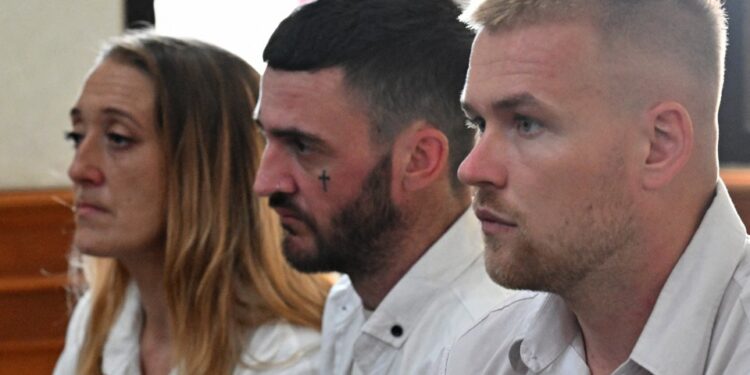 Tres ciudadanos británicos en juicio en Bali por delitos de drogas.
