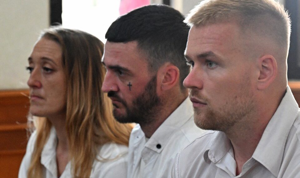 Tres ciudadanos británicos en juicio en Bali por delitos de drogas.