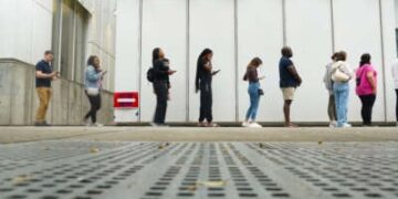 Los votantes se dirigen a un lugar de votación para emitir su voto el último día de votación anticipada para las elecciones de 2024 el 1 de noviembre de 2024 en Atlanta, Georgia.