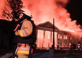 Bomberos en la escena de un edificio en llamas en Jharkiv, Ucrania.