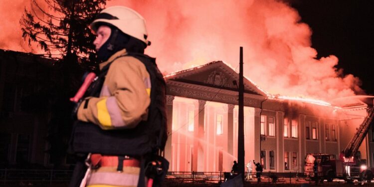 Bomberos en la escena de un edificio en llamas en Jharkiv, Ucrania.