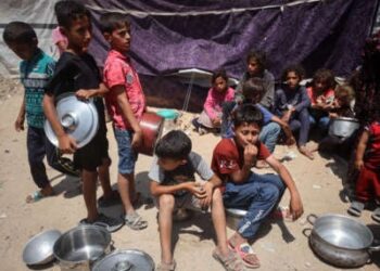 Los niños palestinos hacen cola para alimentos en un punto de distribución en la ciudad de Gaza, el 17 de junio de 2025.