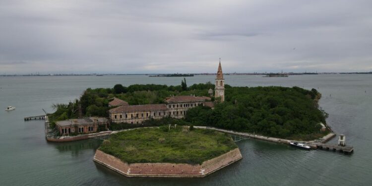 Vista aérea de la isla de Poveglia, Italia.