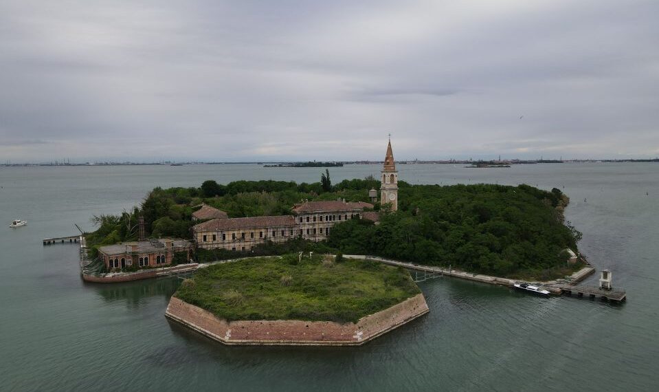 Vista aérea de la isla de Poveglia, Italia.