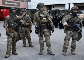Los agentes de Inmigración y Control de Aduanas de los Estados Unidos se reúnen en la entrada posterior de Edward R. Roybal Center y Federal Building en Los Ángeles, el 11 de junio de 2025.
