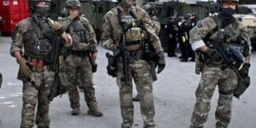 Los agentes de Inmigración y Control de Aduanas de los Estados Unidos se reúnen en la entrada posterior de Edward R. Roybal Center y Federal Building en Los Ángeles, el 11 de junio de 2025.