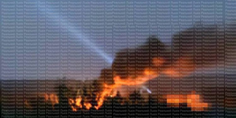 Segunda de los estudios de una huelga de misiles rusos en Lviv, Ucrania.