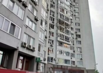 Edificio de apartamentos dañado por ataque con drones.
