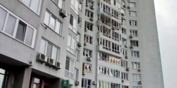 Edificio de apartamentos dañado por ataque con drones.