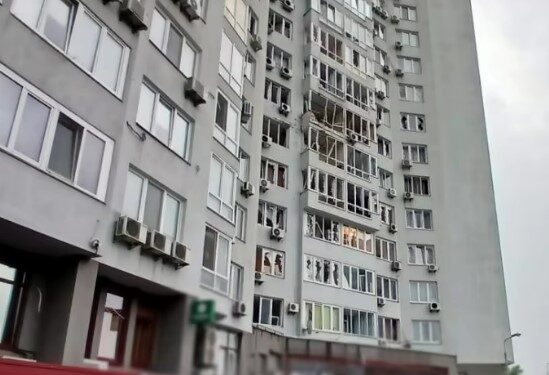 Edificio de apartamentos dañado por ataque con drones.
