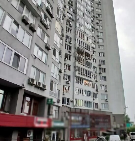 Edificio de apartamentos dañado por ataque con drones.