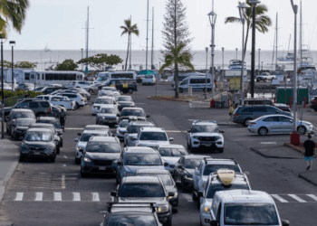 Atasco de tráfico en un estacionamiento de puerto.