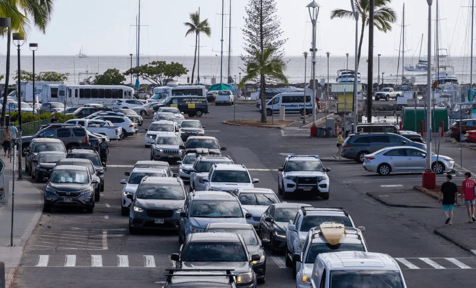 Atasco de tráfico en un estacionamiento de puerto.