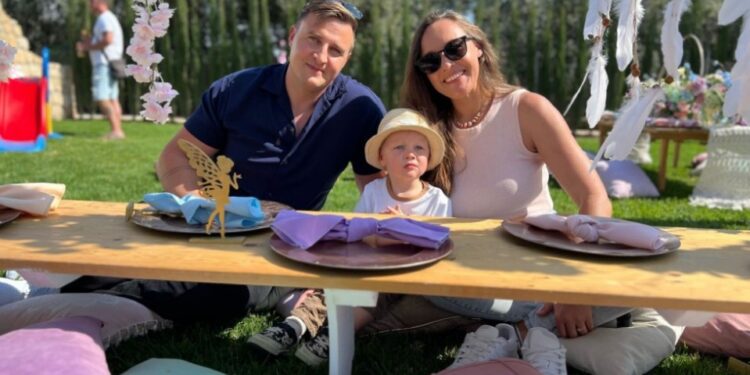 Familia con niño pequeño en la mesa de picnic.