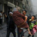 Un niño lleva a una mujer mientras la gente corre por un callejón inmediatamente después de un bombardeo israelí en la ciudad de Gaza, Palestina, el 30 de mayo de 2025.