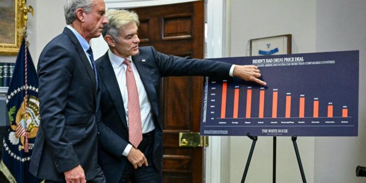 El Secretario de Salud Robert F. Kennedy Jr. (L) y el Dr. Mehmet Oz, administrador de los Centros de Servicios de Medicare y Medicaid, chatea antes del comienzo de una conferencia de prensa en la Casa Blanca el 12 de mayo de 2025. (Jim Watson/AFP a través de Getty Images)