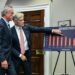 El Secretario de Salud Robert F. Kennedy Jr. (L) y el Dr. Mehmet Oz, administrador de los Centros de Servicios de Medicare y Medicaid, chatea antes del comienzo de una conferencia de prensa en la Casa Blanca el 12 de mayo de 2025. (Jim Watson/AFP a través de Getty Images)