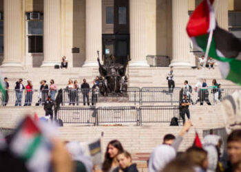 Los manifestantes pro-palestinos marchan a través del campus de la Universidad de Columbia para marcar un año del asalto de Israel a Gaza el 7 de octubre de 2024 en la ciudad de Nueva York.