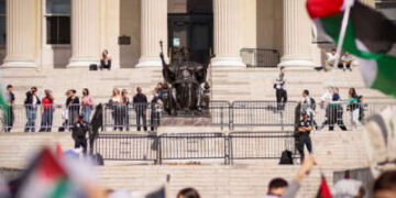 Los manifestantes pro-palestinos marchan a través del campus de la Universidad de Columbia para marcar un año del asalto de Israel a Gaza el 7 de octubre de 2024 en la ciudad de Nueva York.
