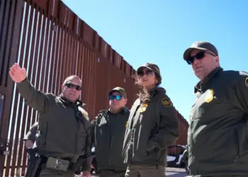 Secretario de Seguridad Nacional Kristi Noem (2nd R) durante un recorrido a lo largo del Muro de la frontera de Nogales en el puerto de entrada de Mariposa en Nogales, Arizona, el 15 de marzo de 2025. (Alex Brandon/AFP a través de Getty Images)