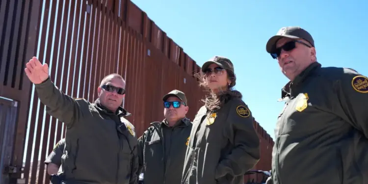 Secretario de Seguridad Nacional Kristi Noem (2nd R) durante un recorrido a lo largo del Muro de la frontera de Nogales en el puerto de entrada de Mariposa en Nogales, Arizona, el 15 de marzo de 2025. (Alex Brandon/AFP a través de Getty Images)
