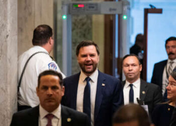 El vicepresidente JD Vance (Centro) llega durante una votación a Rama en el Capitolio de los Estados Unidos, el 1 de julio de 2025, en Washington, DC