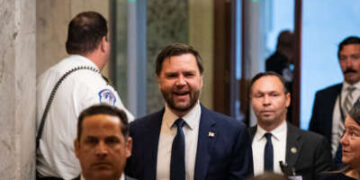 El vicepresidente JD Vance (Centro) llega durante una votación a Rama en el Capitolio de los Estados Unidos, el 1 de julio de 2025, en Washington, DC
