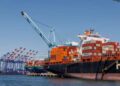 La carga se carga en los barcos de contenedores, mientras que las literas normalmente bulliciosas se quedan vacías mientras los aranceles de Trump sumergen el volumen de hasta un 35 por ciento al puerto de Los Ángeles el 9 de mayo de 2025, en Los Ángeles, California.