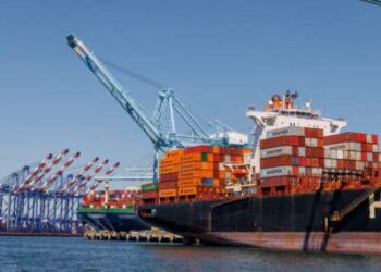 La carga se carga en los barcos de contenedores, mientras que las literas normalmente bulliciosas se quedan vacías mientras los aranceles de Trump sumergen el volumen de hasta un 35 por ciento al puerto de Los Ángeles el 9 de mayo de 2025, en Los Ángeles, California.